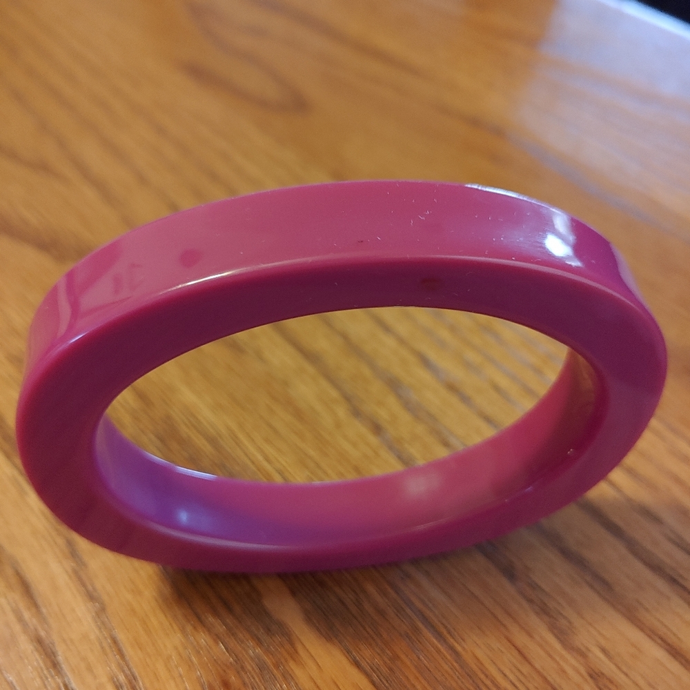 🏷️ Squared Oval Fuchsia Plastic Bangle